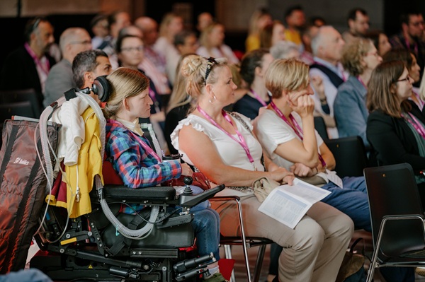 Josephine Otto und Teilnehmende auf dem DIGAB Kongress 2026